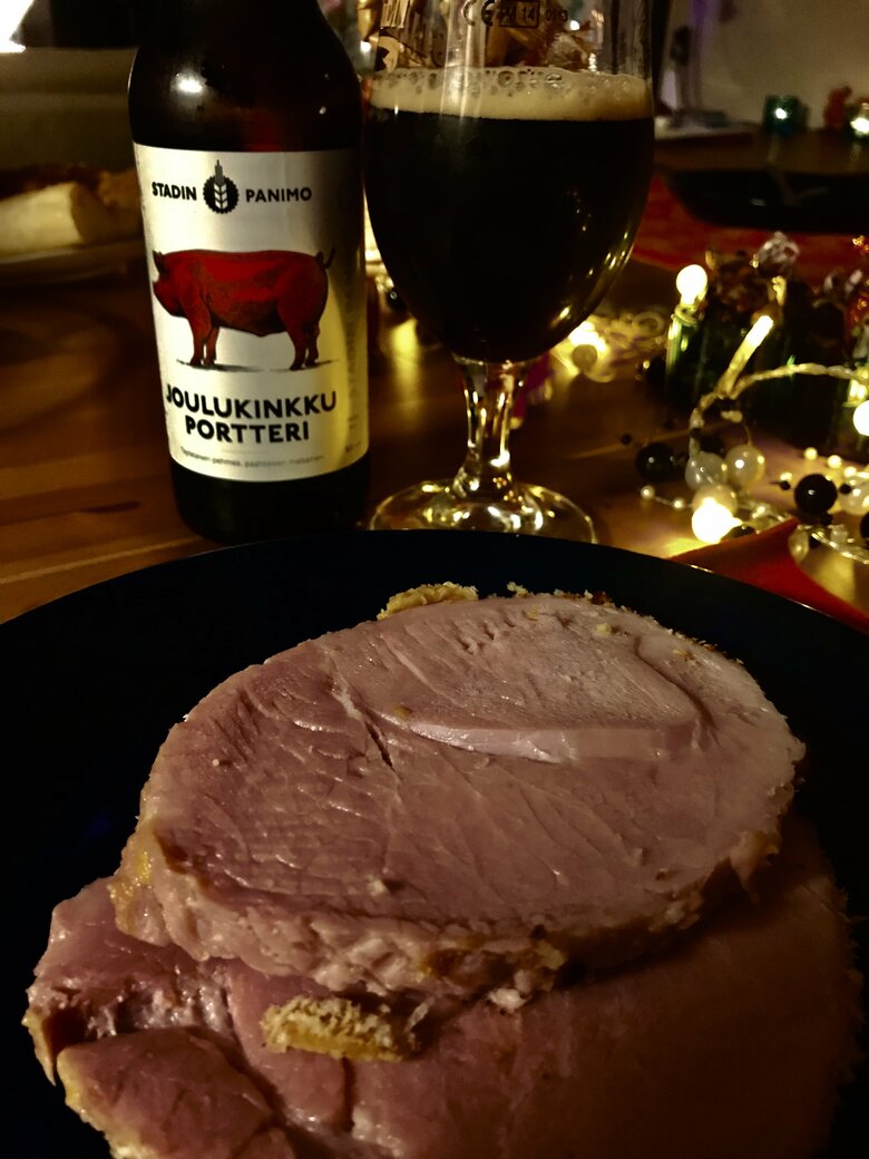 初めて見た！フィンランドでクリスマスに食べるハム「ヨウルキンック」のベリーソースがけと、クリスマス限定のビール