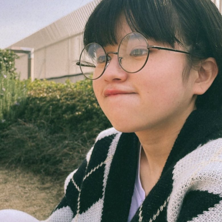 メガネがお似合いのレイラさん