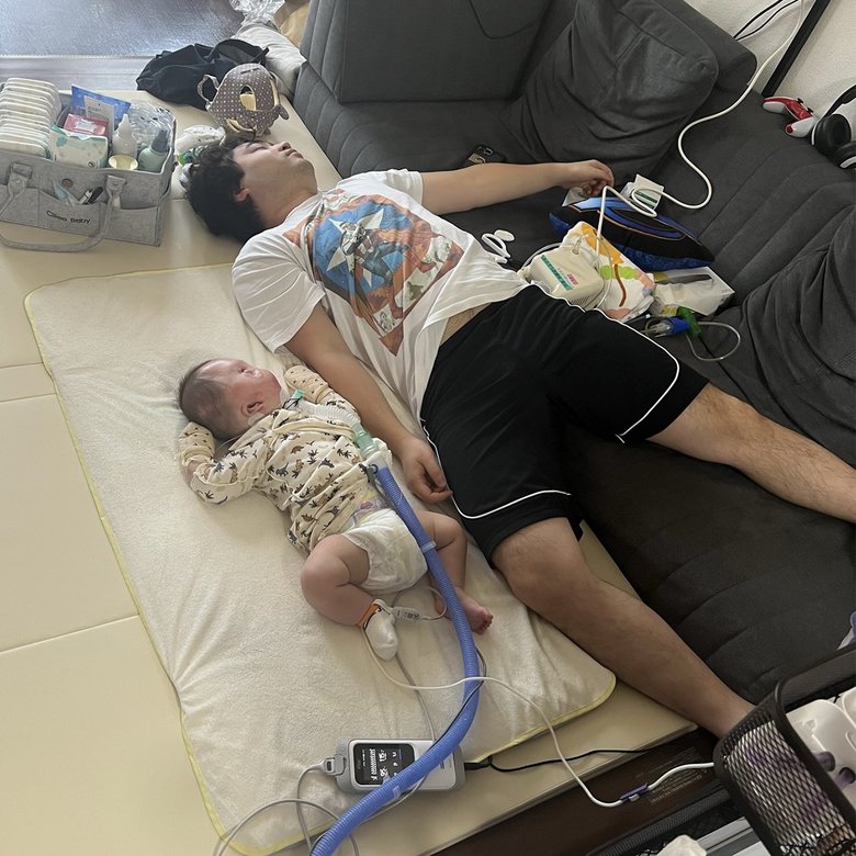 生後7か月。パパとお昼寝。微笑ましい光景