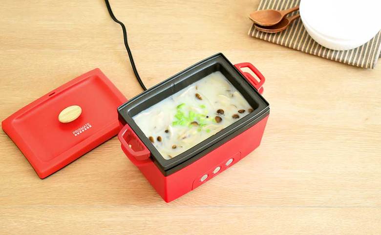 ▲サラダチキンの茹で汁にきのこ、野菜、豆乳を加えれば、鶏の出汁が効いた豆乳スープが作れる