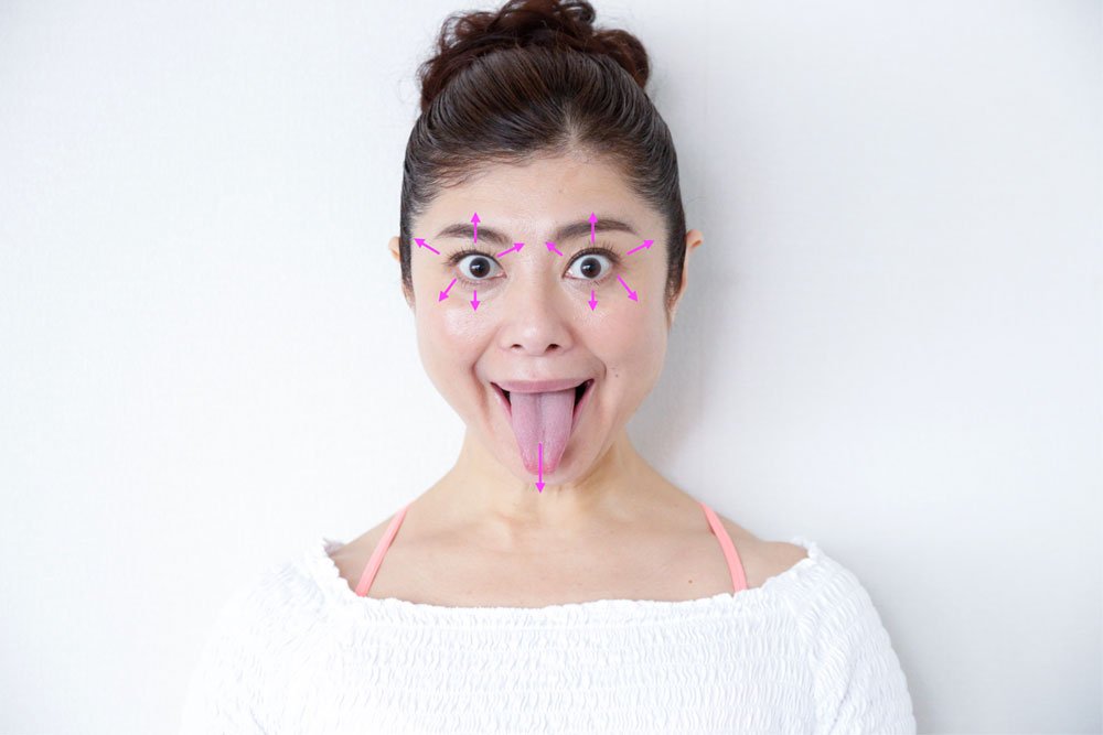 顔ヨガ「あっかんべ」をする間々田佳子