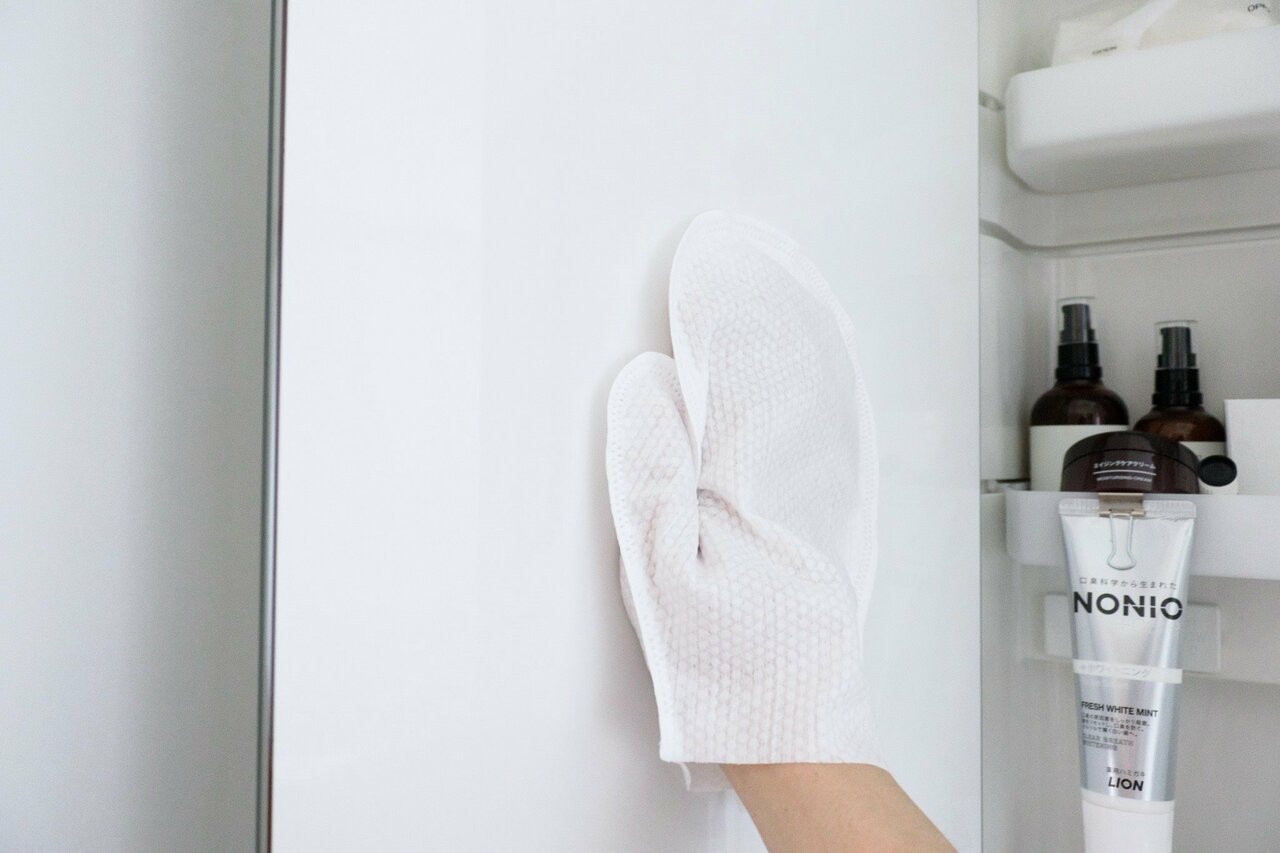 不織布のミトンを使った拭き掃除のイメージ