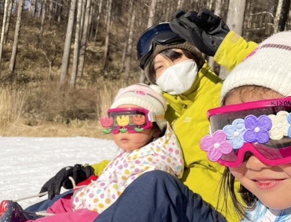長女、次女と雪遊びをする野村佑香さん