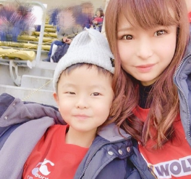 長男のりんたろう君と中川パラダイスさんの妻・和代さん