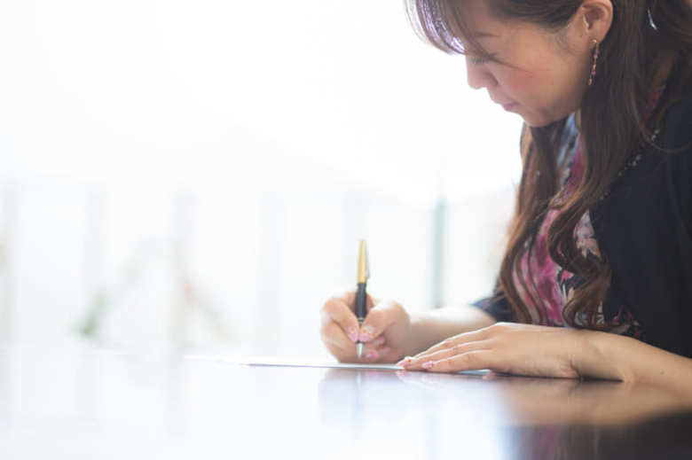顧客に手紙を書く小田賀子さん