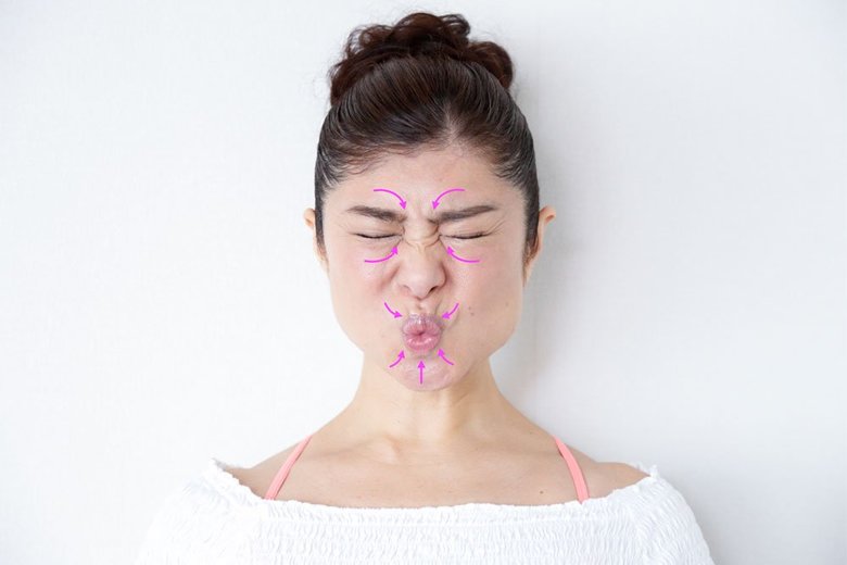 顔ヨガ「しゅわ〜の顔」をする間々田佳子