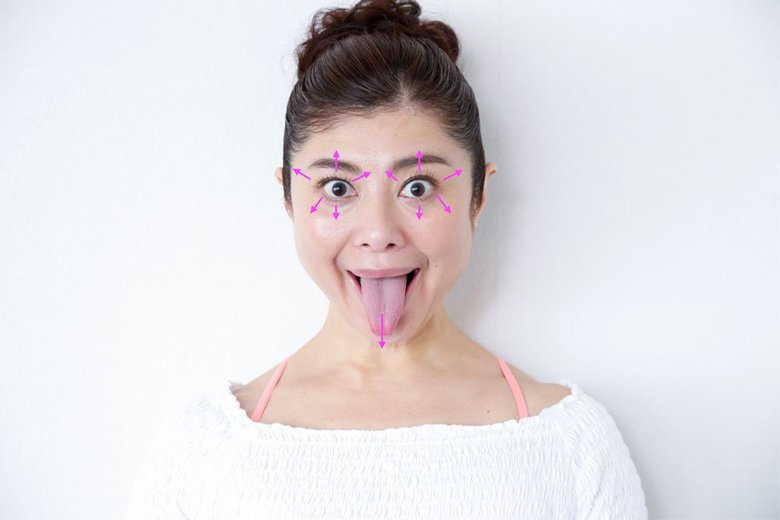 顔ヨガ「あっかんべ」をする間々田佳子