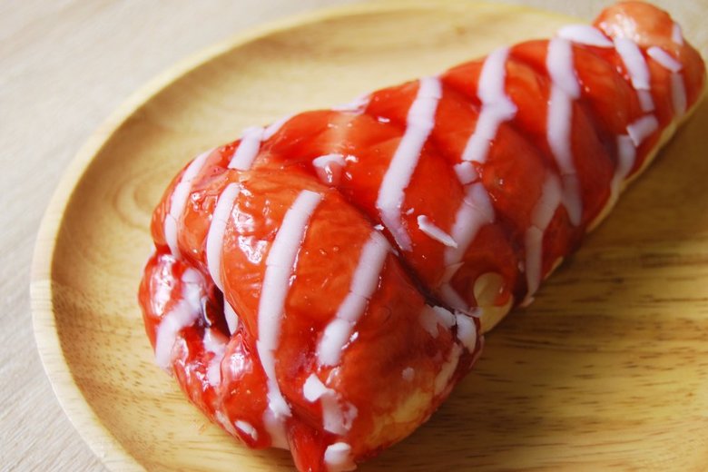 ファミマの人気の菓子パン「いちごクリームコロネ」の実物画像