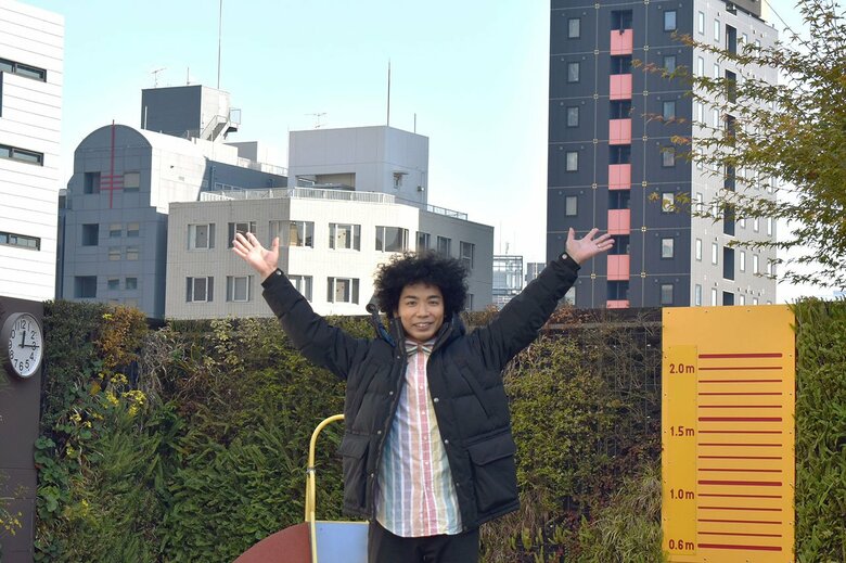 青空の下「空を見て自分なりの予想もしてみて」と話す