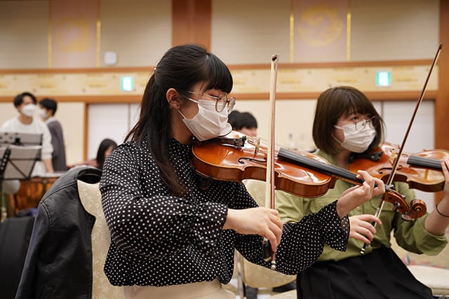 セカンドバイオリンを担当する三浦千奈さん（19）　　