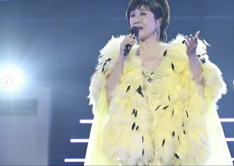 豪華な衣装を身にまといステージで歌う小林幸子さん