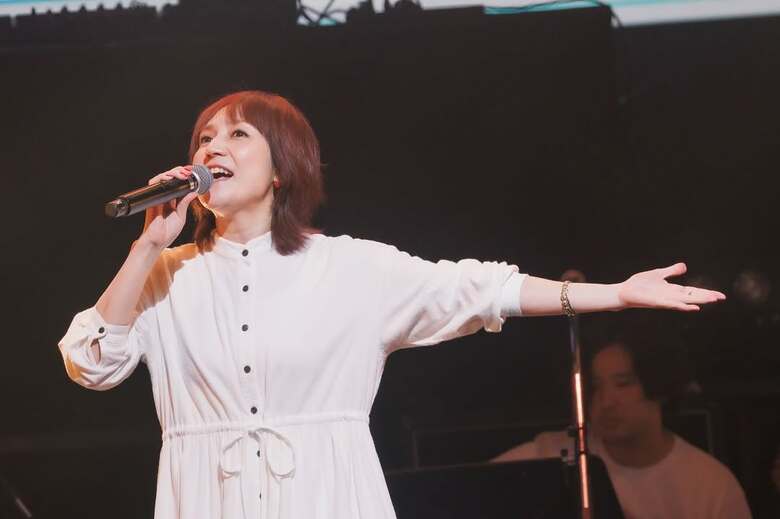 2024年のフェスで歌う様子