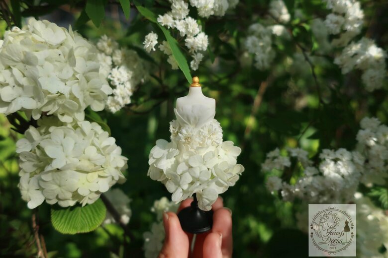 ゼラニウム、コデマリ、オオデマリで作った清楚な雰囲気のドレス