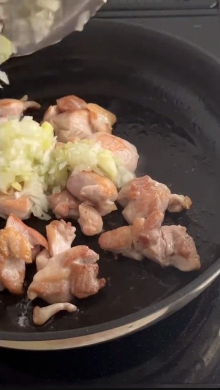 カリッと焼いた鶏もも肉と和えるだけ！「残りもので誕生したレシピ」というだけあり、とてもシンプル