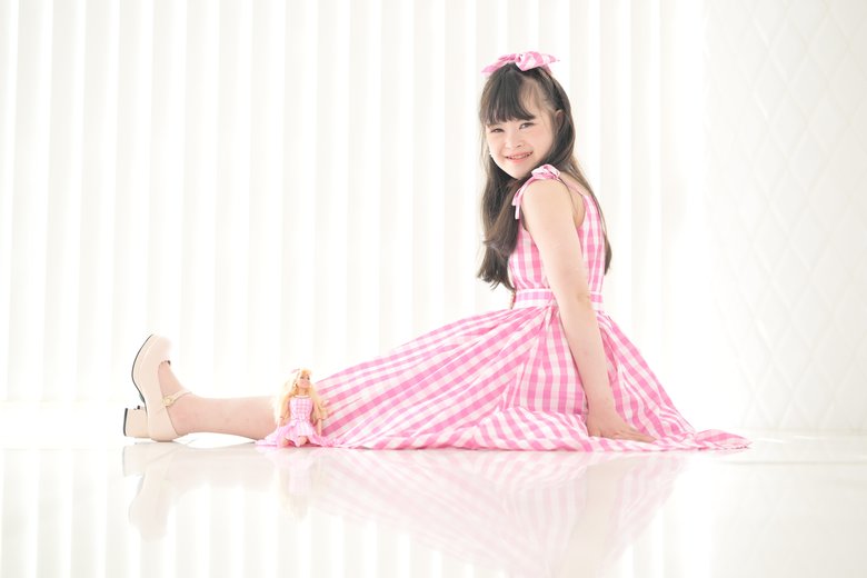 世界大手の玩具メーカー、マテル社からバービードールのプレゼント。バービーと同じファッションで撮影