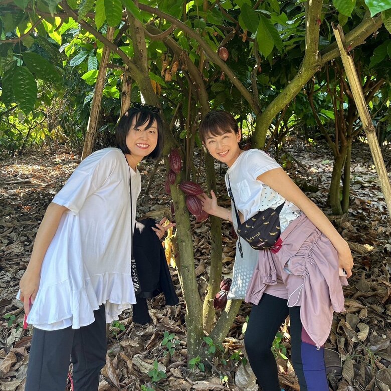 「仲良し同期で起業」タイにあるカカオの産地を訪れた平井さん（写真右）と錦織さん（写真左）