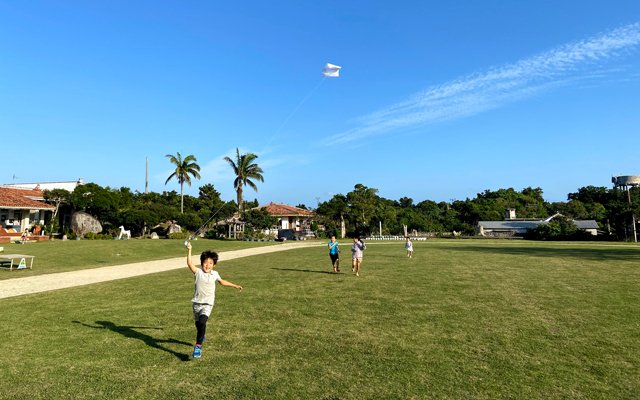 トラック以外は一面芝生の小学校の校庭