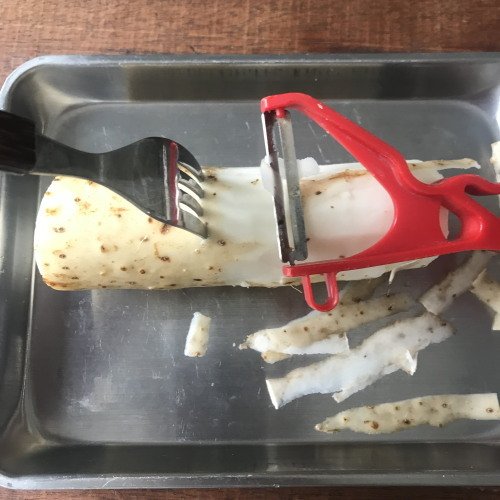 ピーラーで皮を抜くとき。フォークを垂直に立ててしっかりと長いもを固定！