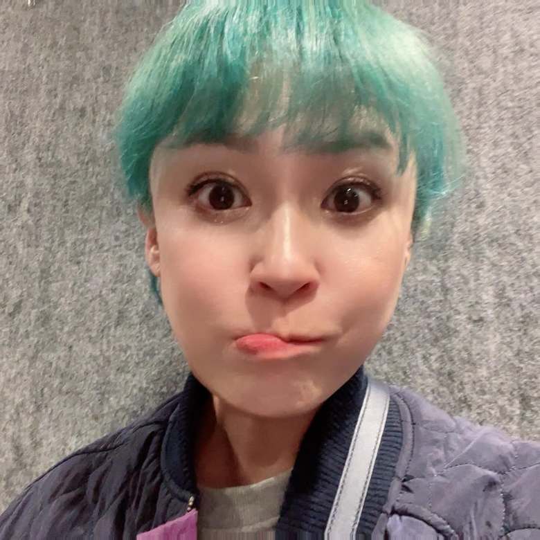 髪色はグリーンや金髪にしたことも