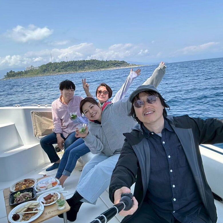 友人夫婦と熱海沖をクルーズし、海上ピクニックを楽しんだ際の写真（後列右：板橋さん）