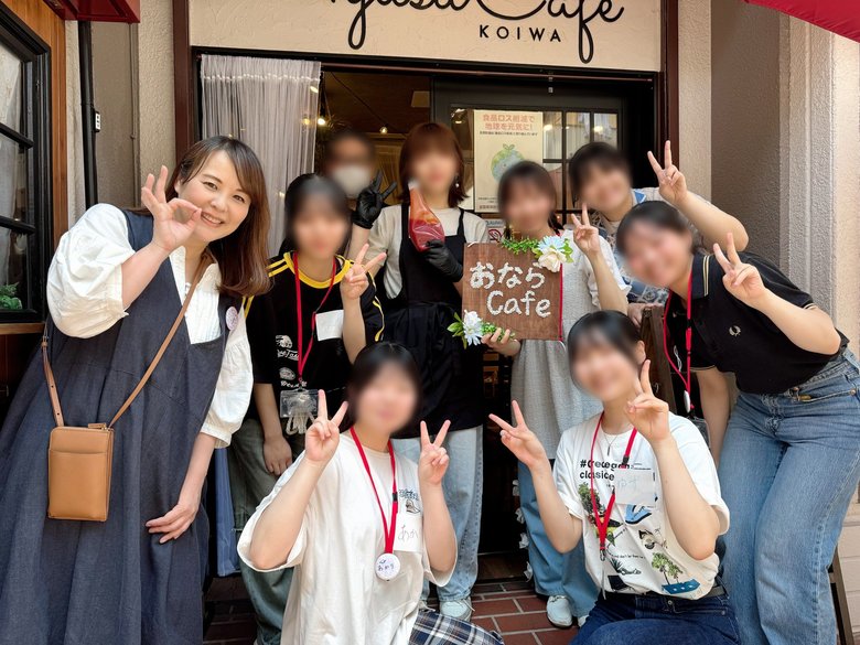 運営する「Onaraカフェ」のスタッフと
