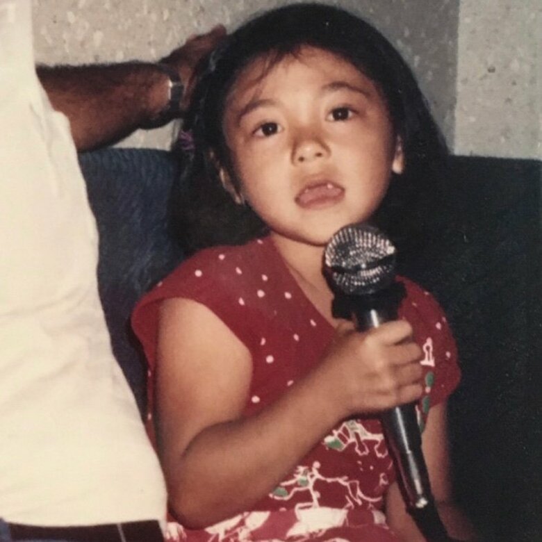 家族でカラオケに行った際の1枚。小さい頃から歌うことが大好きだったAKINAさん