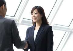 働くママが「頼り上手」になるべき理由〝周りも幸せ〟にする心理的効果