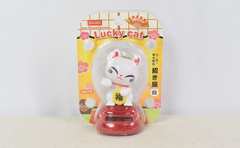 ついにソーラーパネルを搭載… ダイソー「ソーラーゆらゆら招き猫（白）」が超ユルい