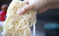 茹でるよりレンチンが最高!? “絶対に失敗しない”冷凍うどんレシピ