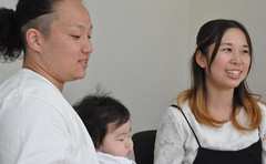 夫婦で半年以上の育休取得した2組のリアル「お前がいなくても会社は動く」