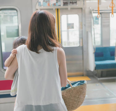 電車で赤ちゃんが泣き止まない…心折れそうになるママに届けたい声