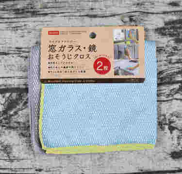 ダイソー「おそうじクロス」洗剤いらずでゴミをぐいぐい絡め取る！