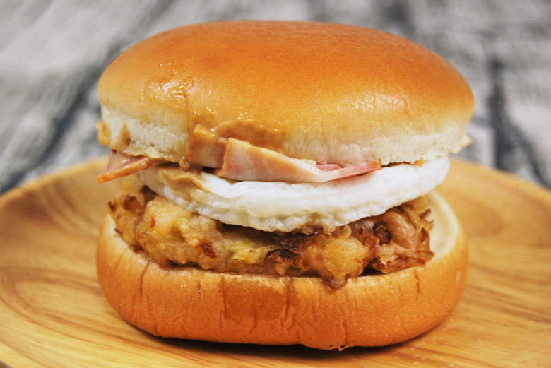 ファミマで人気のパンお好み焼き風バーガーの実物画像