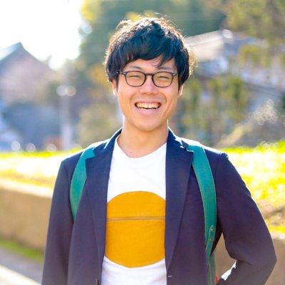 丸ごと洗濯機で洗えるカバンつきTシャツ「ティーバッグ」を着用する川本さん