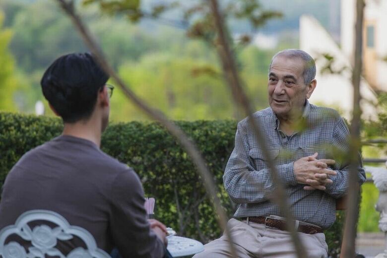 穏やかな表情で息子と話す、国山さんのお父さん（写真提供／本人）