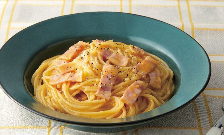 器に盛って、粗びき黒こしょうを振ったら「レンチンでできるカルボナーラ」が完成！