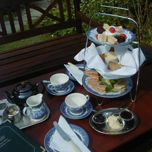 3段スタンドで提供されるアフタヌーンティー／本人提供