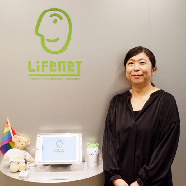 会社のロゴマークと関根さん