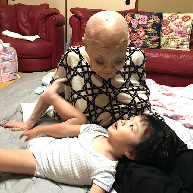 寂聴さんに膝枕で甘える瀬尾さんの長男