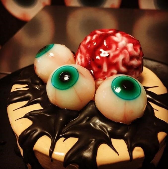 目玉ゼリーと脳みそレアチーズでデコレートされた、究極のゾンビスイーツ「脳みそ目玉ケーキ」