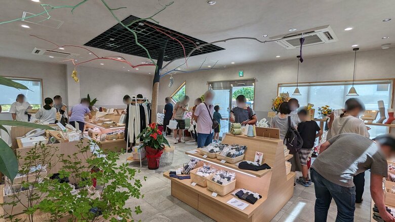 奈良県にある鈴木靴下の店舗ではくつ下や手袋など米ぬか製品を販売