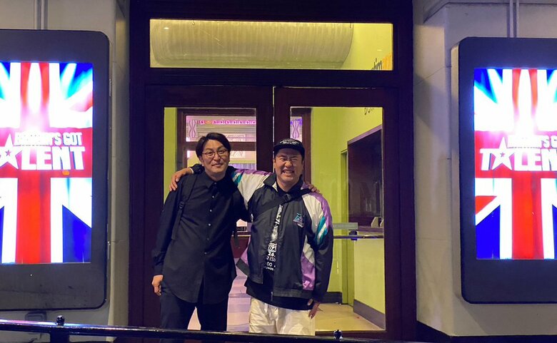 同じく「ブリテンズ・ゴット・タレント」に挑戦していた、市川こいくちさんと／(c)FANY マガジン