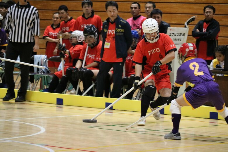エフピコグループ内の障がい者・健常者同士の交流を深めるために行われているフロアホッケー活動。西田さんも参加している