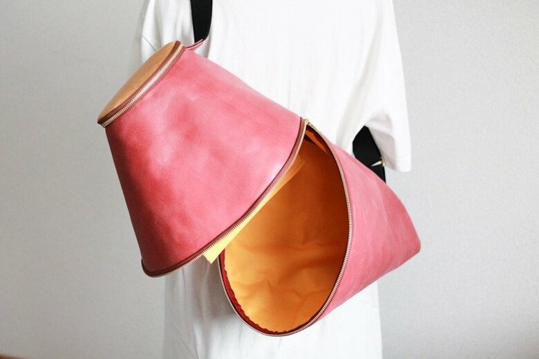 斬新なサツマイモ型のボディバッグ