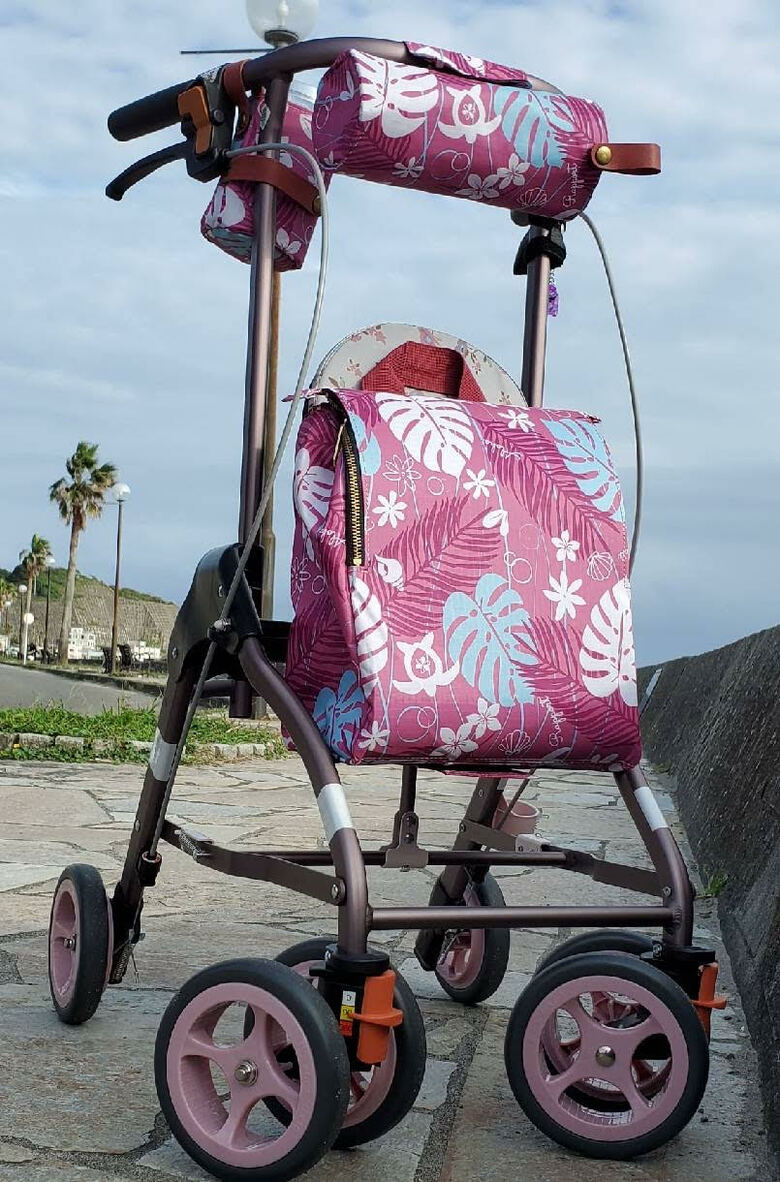 歩行器につけられるおしゃれなデザインのバッグ