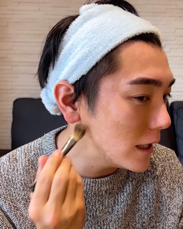 メイクもだんだん慣れた手つきに