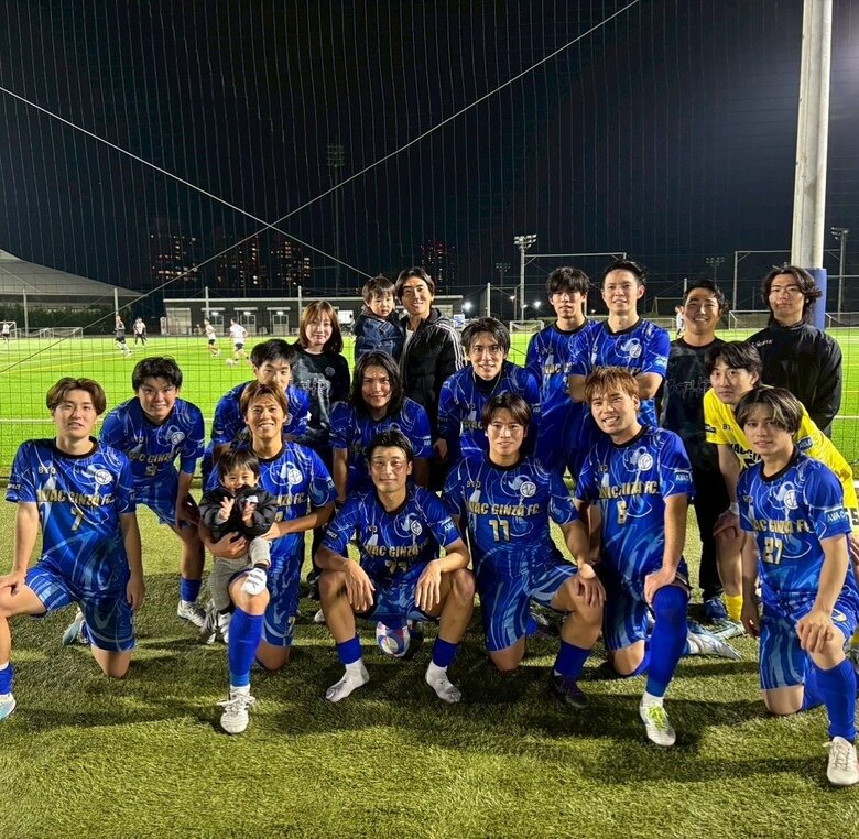 社会人サッカーリーグ「アバック銀座FC」では監督兼選手も務める（前列左から2人目が圭悟さん）