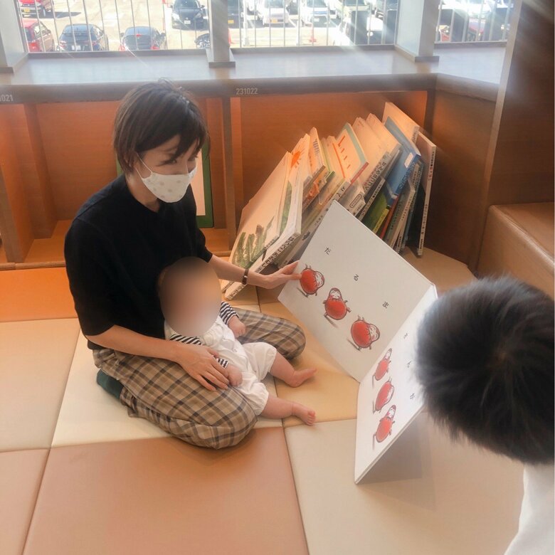 長女と絵本を読む中野さん。自身が幼い頃から通い慣れた場所のほか、新しいスポットを探すのも楽しみのひとつ