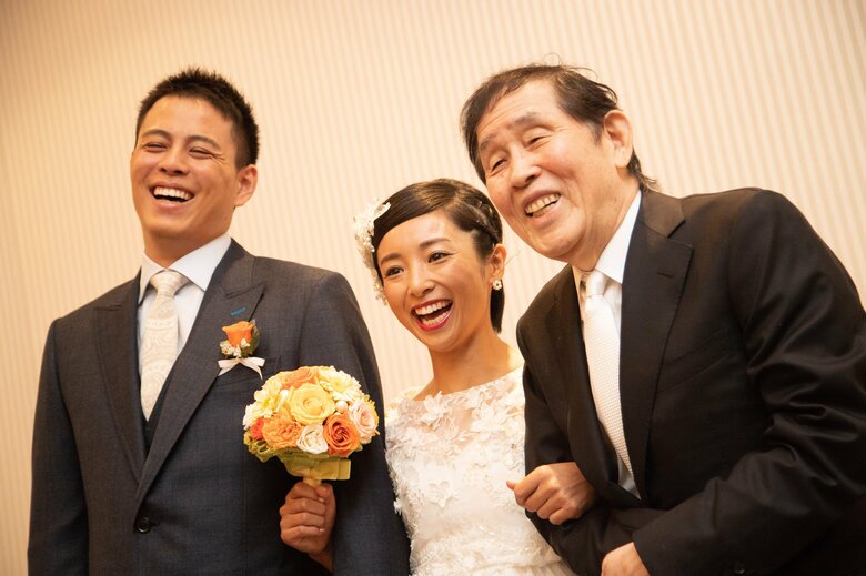 3人とも笑顔！結婚式の“夫婦”ツーショットに欽ちゃんもかけつけた