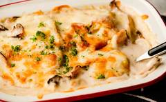 「おいしいキノコはお日様にお任せ。きのこのポテトグラタン」